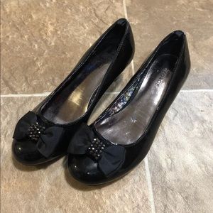 Girls size 2 black dress shoe with heel
